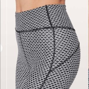 IN MOVEMENT LULULEMON LEGGINGS